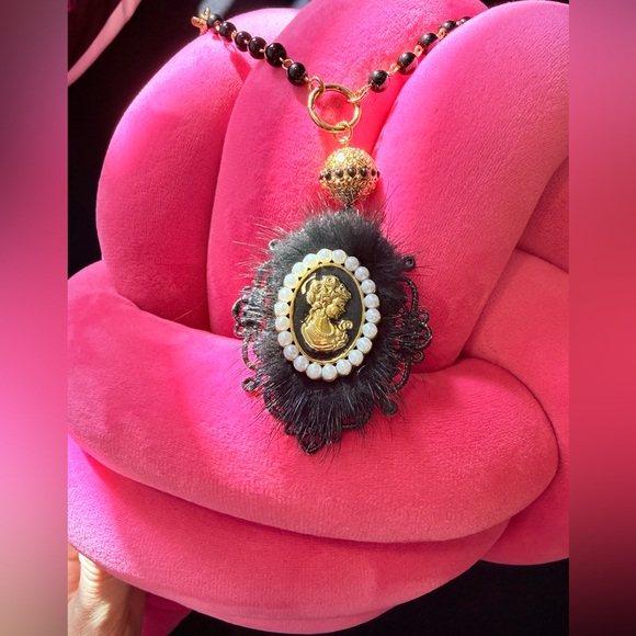 Sara Sotti Elegant Black and Gold Cameo Mink Pendant Long Necklace - Picture 3 of 5